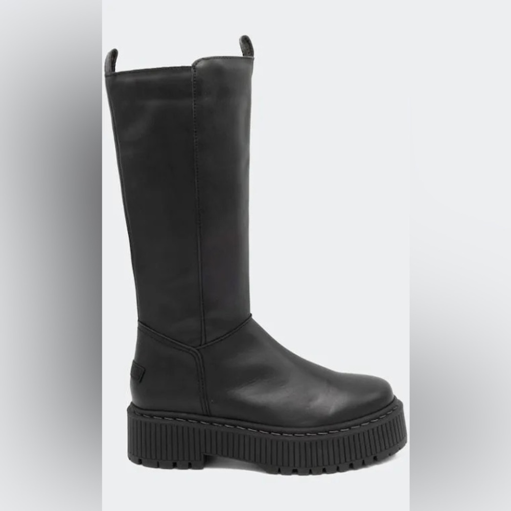 Musse  & cloud knee high black boots.